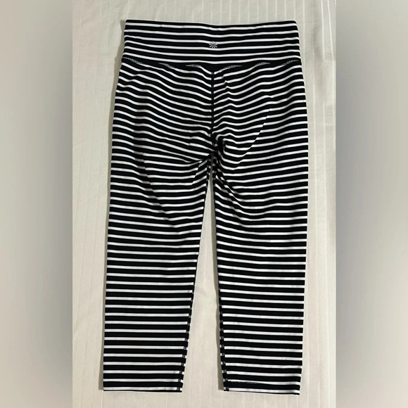 Athleta Black White Stripe Capri Leggings. Medium A2 - Picture 5 of 12